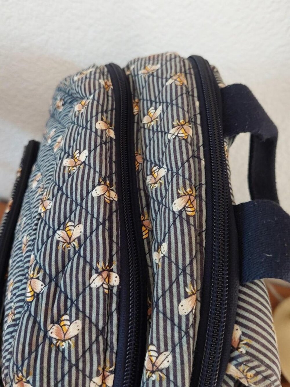 vera bradley all over bee bees Blue & white striped backpack with small beige fl - Picture 5 of 8